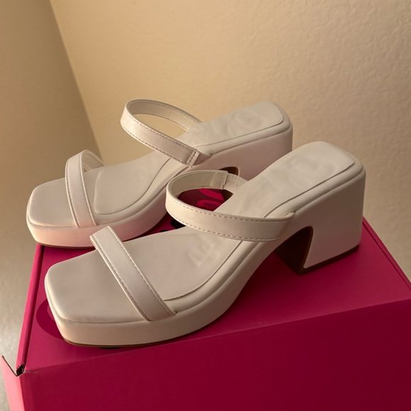 🤍Olivia Miller White Block Heel Sandals (size 7)🤍 - Picture 2 of 14